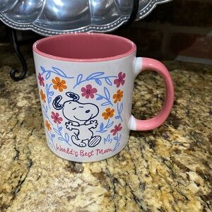 Peanuts Snoopy WORLDS BEST MOM MUG Brand new never used!  Adorable
